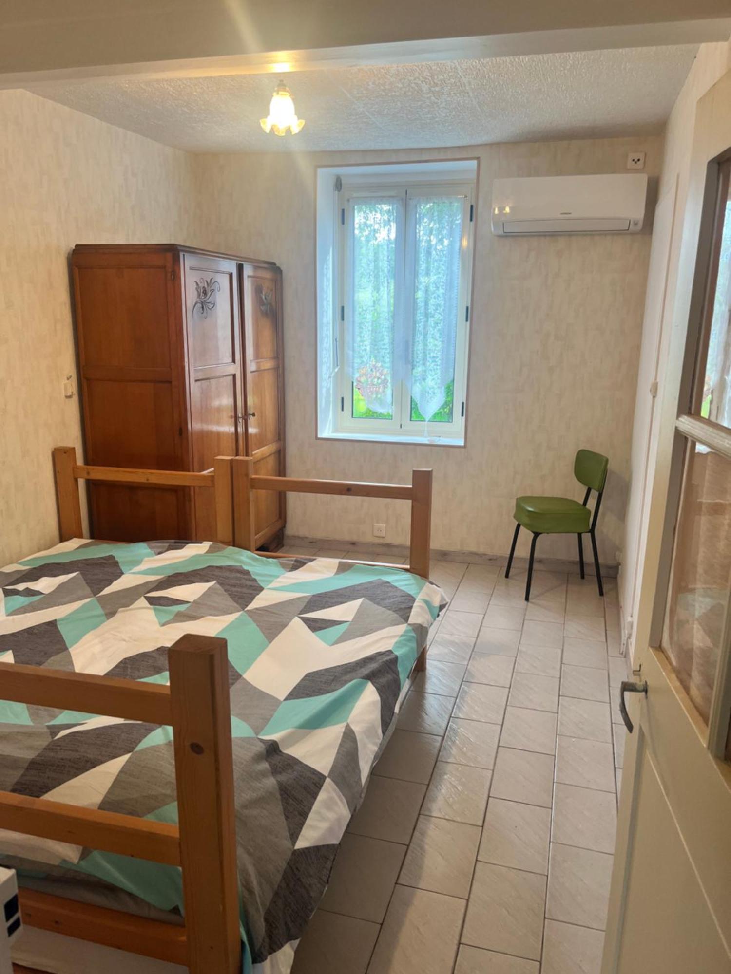 Hébergement de vacances Maison De 100 M2 Comprenant 3 Avec Jardin Dun-sur-Grandry